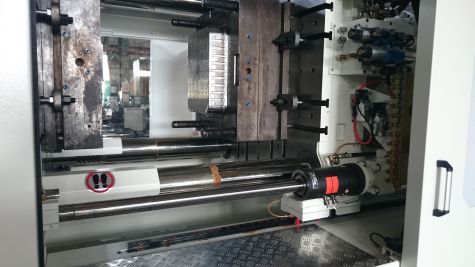 Injection moulding machine (closing stroke protection)